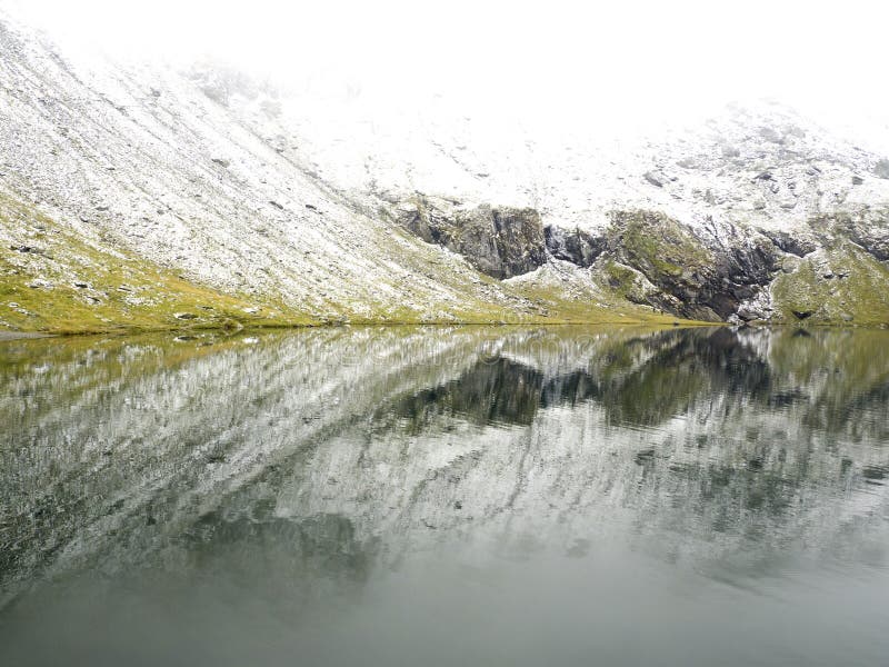 Idyllische Herbstszene in den Alpen mit Gebirgsseereflexion lizenzfreie stockfotografie Idyllische Herbstszene in den Alpen mit Gebirgsseereflexion lizenzfreie stockfotografie