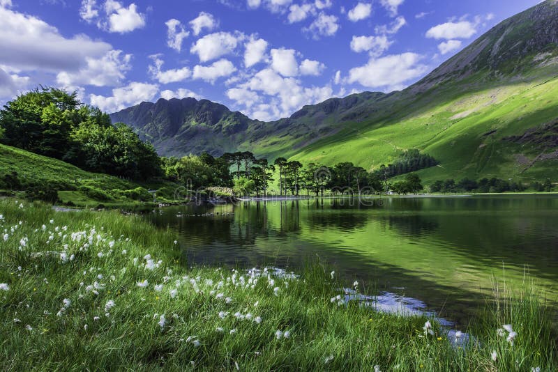 Idyllische Landschaft des englischen See-Bezirkes im Frühjahr stockfotografie Idyllische Landschaft des englischen See-Bezirkes im Frühjahr stockfotografie