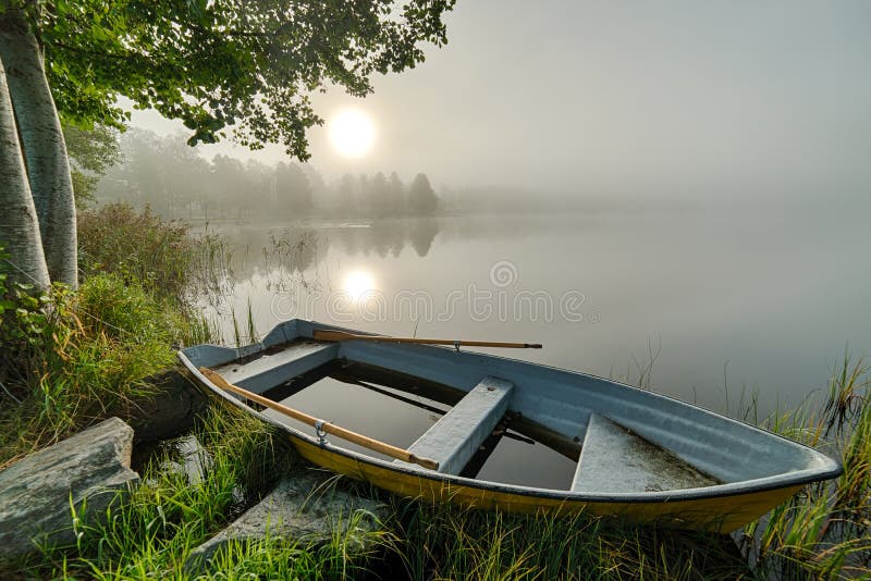 Idyllischer Nebelmorgens am See stockfotos Idyllischer Nebelmorgens am See stockfotos