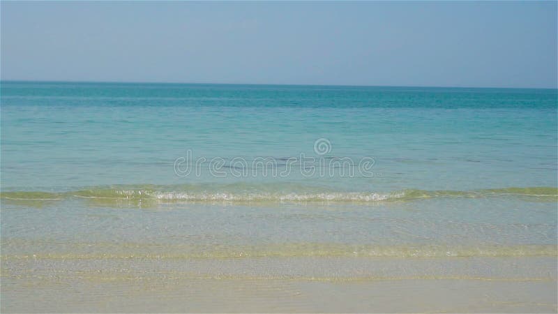 Idyllischer tropischer Strand mit weißem Sand türkisfarbenem Meerwasser und schönem, farbenfrohen Himmel