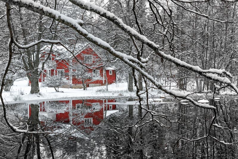 Idyllischer Winterblick in Schweden stockbild Idyllischer Winterblick in Schweden stockbild