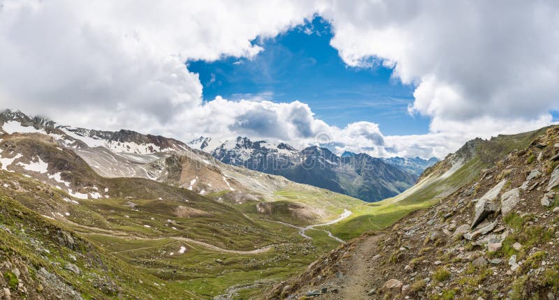 Idyllisk bergdal med öppning i himlen arkivbild Idyllisk bergdal med öppning i himlen arkivbild