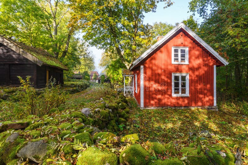 Idylliskt rödhus i en gammal by royaltyfria bilder