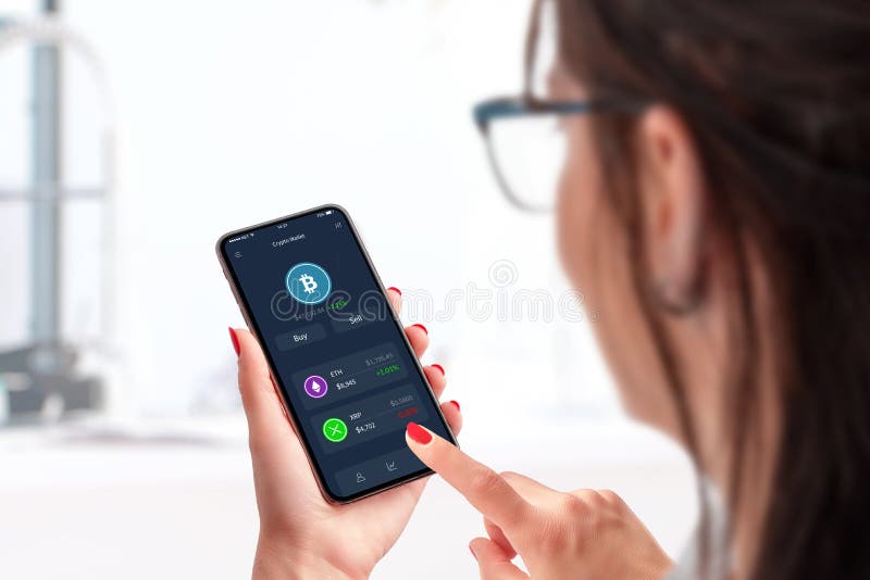 Idé om att köpa bitmyntkryptovaluta via ett mobilprogram arkivbilder