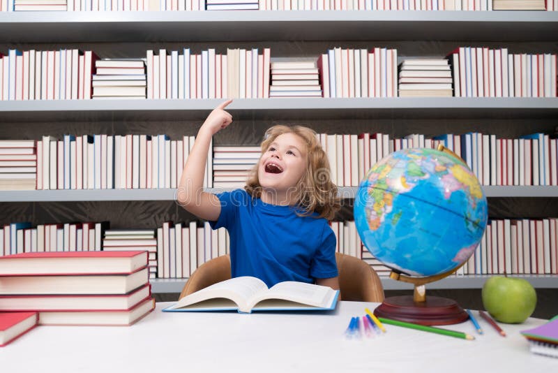 Idé. Skolor och elever i klassrum. skolbarn. Barn i skolklass. studier och lärande royaltyfri fotografi