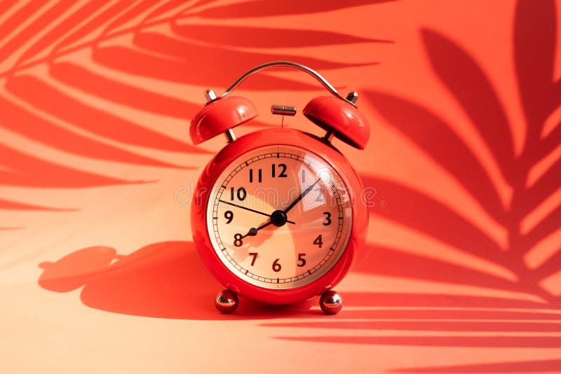 Idée de concepts d'heure d'été avec le réveil et l'ombre tropicale de feuille sur le fond coloré Décoration de vacances image libre de droits Idée de concepts d'heure d'été avec le réveil et l'ombre tropicale de feuille sur le fond coloré Décoration de vacances image libre de droits
