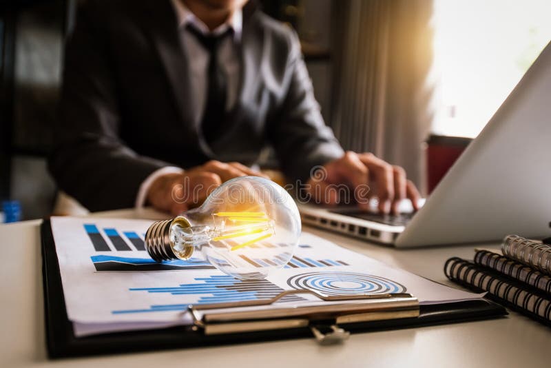 idée enregistrant l'énergie et le concept de comptabilité de finances photographie stock libre de droits idée enregistrant l'énergie et le concept de comptabilité de finances photographie stock libre de droits
