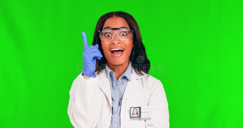 Idée excité et femme technicien pensant à wow surprise ou cure isolé dans un fond de studio d'écran vert banque de vidéos