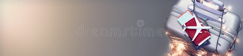 Idée pour le tourisme avec un avion, un passeport et des billets sur une valise avec les guirlandes lumineuses Concept sur le thè photo stock Idée pour le tourisme avec un avion, un passeport et des billets sur une valise avec les guirlandes lumineuses Concept sur le thè photo stock
