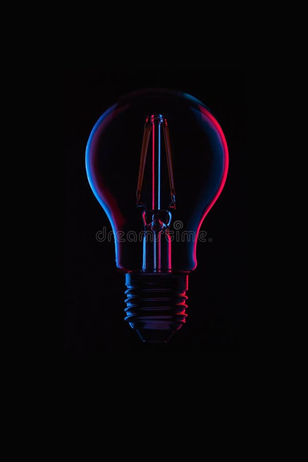 Idées et concept rouge et bleu d'innovation d'ampoule image stock Idées et concept rouge et bleu d'innovation d'ampoule image stock