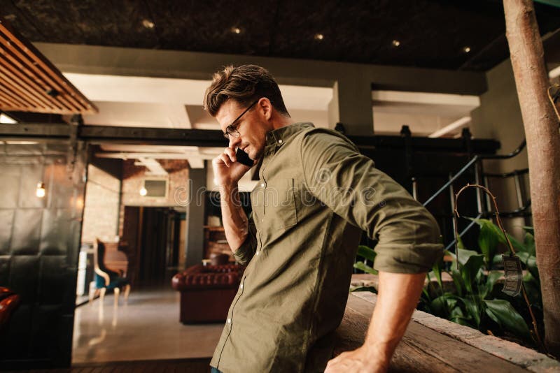 Idérik affärsman som använder mobiltelefonen under avbrott royaltyfri fotografi Idérik affärsman som använder mobiltelefonen under avbrott royaltyfri fotografi