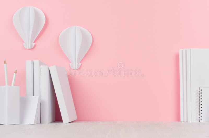 Idérik baksida till skolabakgrund - ballongorigami för vita böcker, för brevpapper och för varm luft på den mjuka rosa bakgrunden royaltyfri foto Idérik baksida till skolabakgrund - ballongorigami för vita böcker, för brevpapper och för varm luft på den mjuka rosa bakgrunden royaltyfri foto