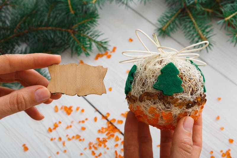 Idérik diy hobby Handgjord boll för hantverkjulgarnering med trädet arkivfoto Idérik diy hobby Handgjord boll för hantverkjulgarnering med trädet arkivfoto
