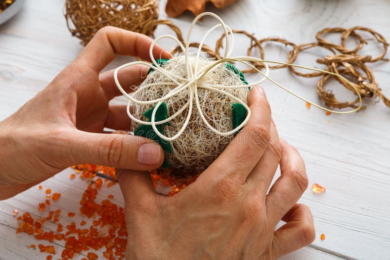 Idérik diy hobby Handgjord hantverkjulgarnering, bollar och girland arkivbild Idérik diy hobby Handgjord hantverkjulgarnering, bollar och girland arkivbild