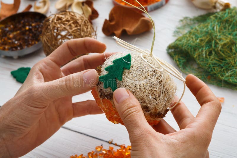 Idérik diy hobby Handgjord hantverkjulgarnering, bollar och girland royaltyfri fotografi Idérik diy hobby Handgjord hantverkjulgarnering, bollar och girland royaltyfri fotografi