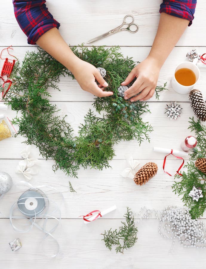 Idérik diy hobby Handgjord hantverkjulgarnering, prydnad och girland arkivfoton Idérik diy hobby Handgjord hantverkjulgarnering, prydnad och girland arkivfoton