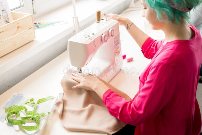 Idérik kvinnlig skräddare i Atelier arkivbild Idérik kvinnlig skräddare i Atelier arkivbild