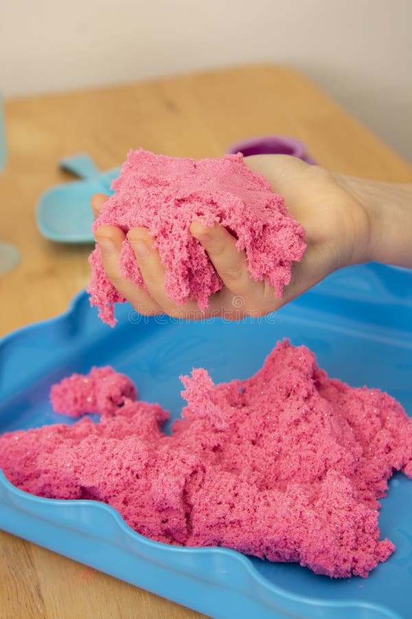 Idérik lek för barn Utbildning och barnuppfostran Barn som spelar med rosa kinetiksand arkivfoto Idérik lek för barn Utbildning och barnuppfostran Barn som spelar med rosa kinetiksand arkivfoto
