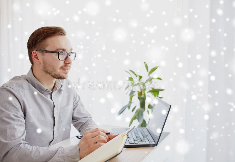 Idérik man eller affärsman som skriver till anteckningsboken royaltyfria bilder Idérik man eller affärsman som skriver till anteckningsboken royaltyfria bilder
