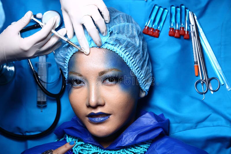 Idérik plastikkirurgi på blå Tone Fashion Patient Female ändring