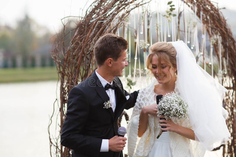 Idérik stilfull brud och groo för bröllopceremoni elegant blond royaltyfri fotografi Idérik stilfull brud och groo för bröllopceremoni elegant blond royaltyfri fotografi