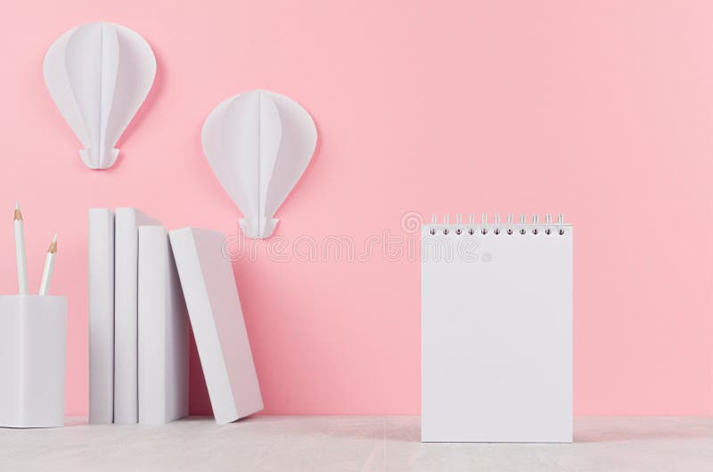 Idérik åtlöje upp tillbaka till skolan - vit brevpapper, tom brevhuvud och origami för ballonger för varm luft på den mjuka rosa royaltyfri fotografi Idérik åtlöje upp tillbaka till skolan - vit brevpapper, tom brevhuvud och origami för ballonger för varm luft på den mjuka rosa royaltyfri fotografi