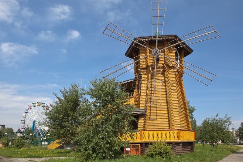 IEKATERINBOURG, RUSSIE - 2 JUIN 2015 : Photo de géré par la glace, sous forme de vieux moulin Parc de Tagansky photo libre de droits IEKATERINBOURG, RUSSIE - 2 JUIN 2015 : Photo de géré par la glace, sous forme de vieux moulin Parc de Tagansky photo libre de droits