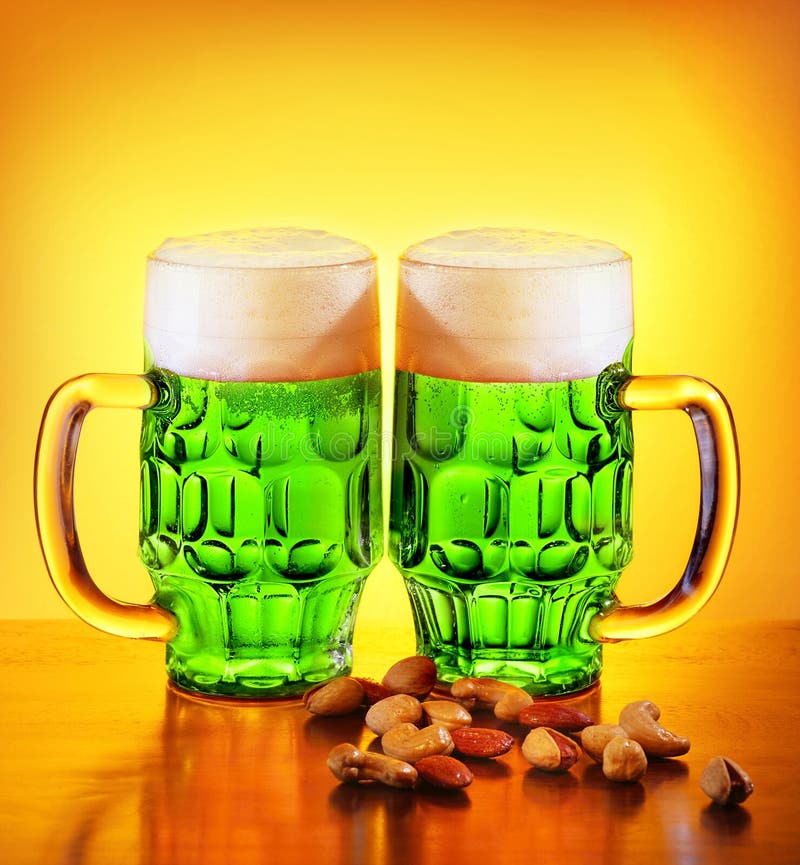 Iedereen Raak verstrikt Handvest Iers groen bier stock afbeelding. Image of patrouille - 23331745