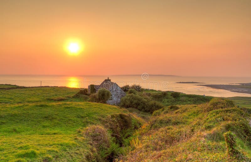 Iers plattelandshuisjehuis bij zonsondergang