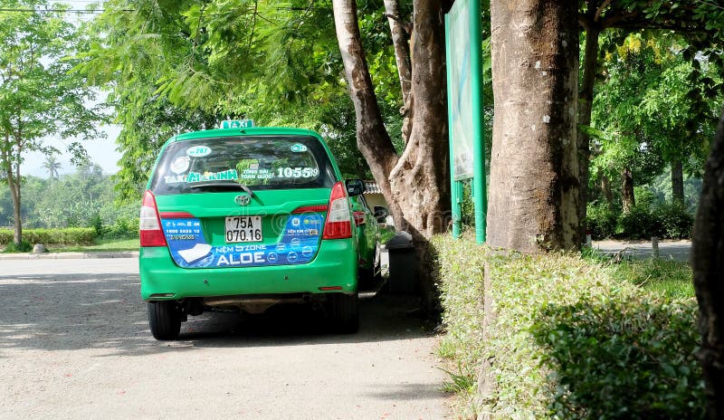 Ietnam, Vietnam 2. Juni 2019: Taxiservice-Autohalt und -wartezeit an der Kaiserstadt in der Farbe, Vietnam stockbilder Ietnam, Vietnam 2. Juni 2019: Taxiservice-Autohalt und -wartezeit an der Kaiserstadt in der Farbe, Vietnam stockbilder