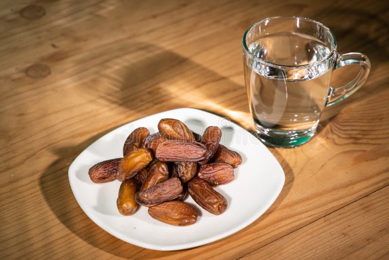 Il Caffè Rompe Il Digiuno Religioso Iftar Musulmano Si Rompe Il Digiuno Durante Il Mese Del Ramadan Con