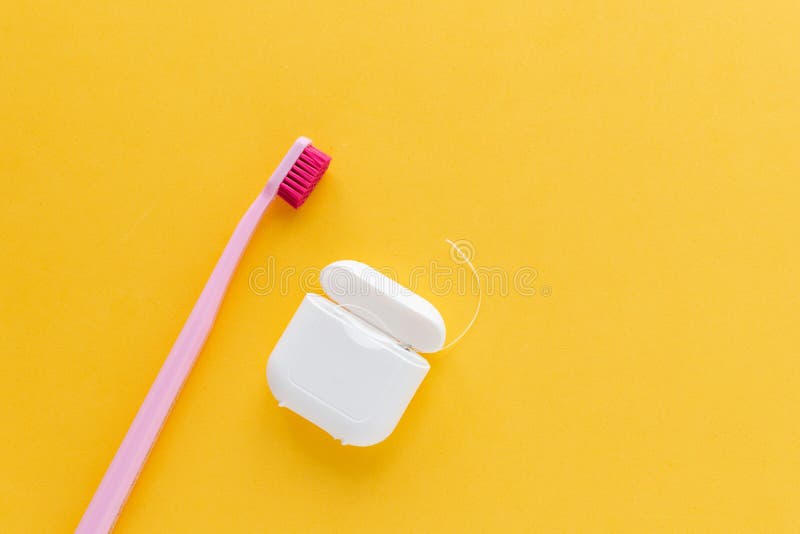 Igiene dentale - disposizione piana dello spazzolino da denti, vista superiore, spazio della copia, fondo giallo immagine stock Igiene dentale - disposizione piana dello spazzolino da denti, vista superiore, spazio della copia, fondo giallo immagine stock