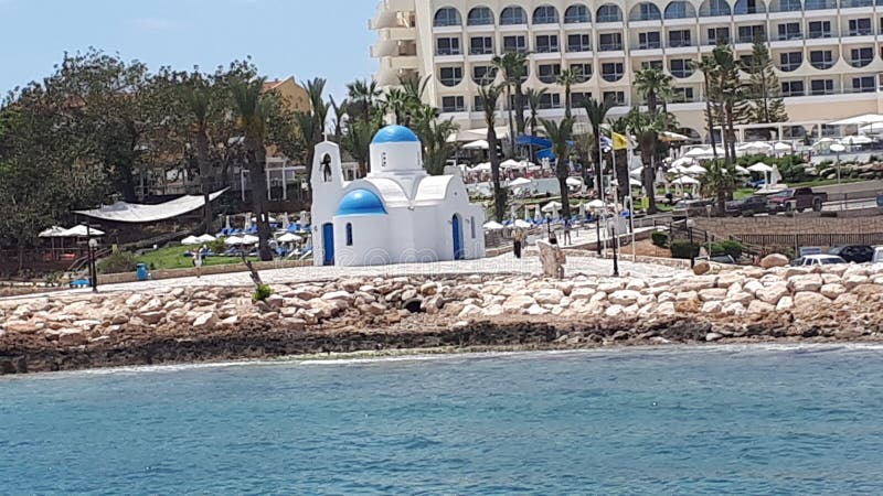 Iglesia bonita de la playa a lo largo de la orilla del mar en Chipre imágenes de archivo libres de regalías Iglesia bonita de la playa a lo largo de la orilla del mar en Chipre imágenes de archivo libres de regalías