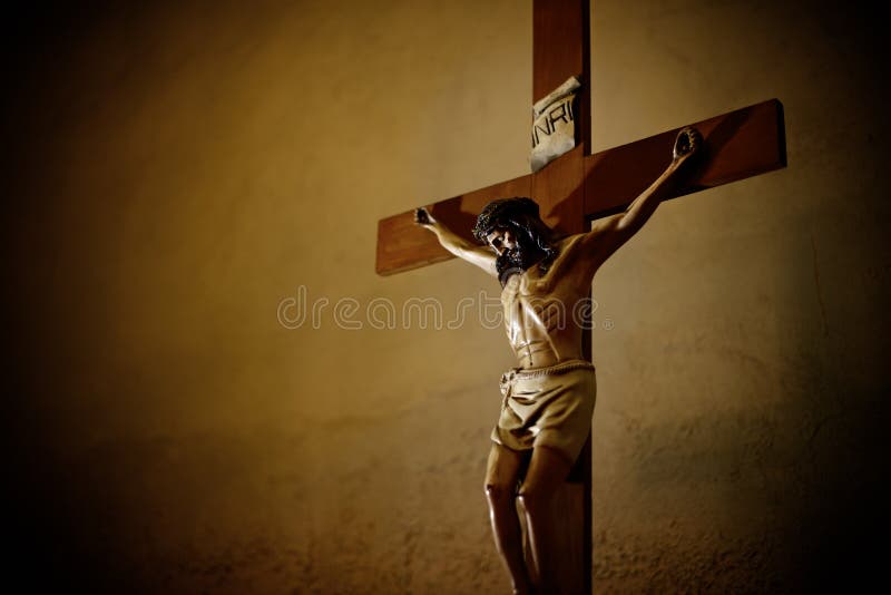 Iglesia católica y Jesus Christ en el crucifijo