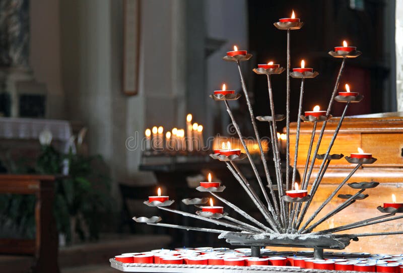 Iglesia Con Los Candelabros Y Las Velas Encendidas Durante Los Rezos Del Imagen de archivo - Imagen de ritual, fondo: 45379937 Iglesia Con Los Candelabros Y Las Velas Encendidas Durante Los Rezos Del Imagen de archivo - Imagen de ritual, fondo: 45379937