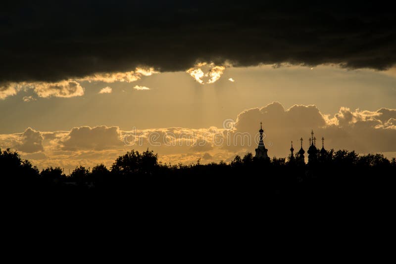 Iglesia contra el cielo de la puesta del sol del sol ardiente fotografía de archivo Iglesia contra el cielo de la puesta del sol del sol ardiente fotografía de archivo