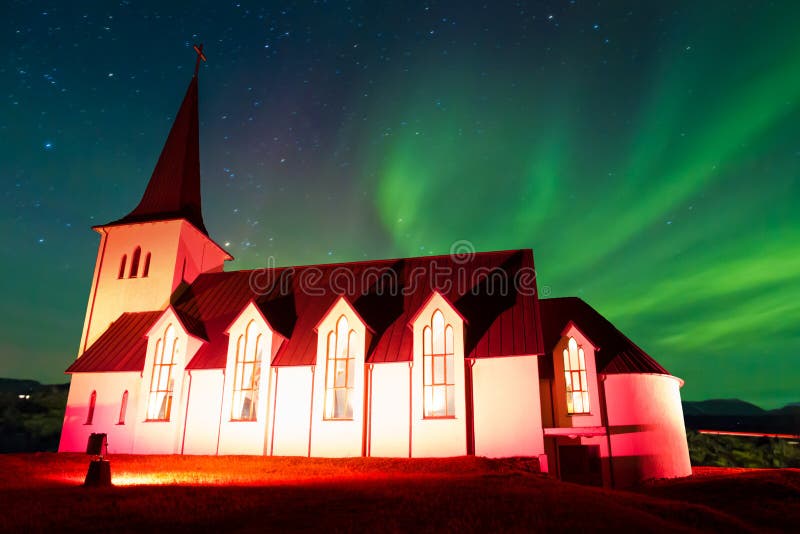 Iglesia de Borgarnes con la aurora boreal Iglesia de Borgarnes con la aurora boreal