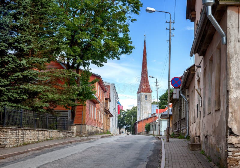 Iglesia de la trinidad del St y ciudad vieja de Rakvere, Estonia Summe verde fotografía de archivo Iglesia de la trinidad del St y ciudad vieja de Rakvere, Estonia Summe verde fotografía de archivo