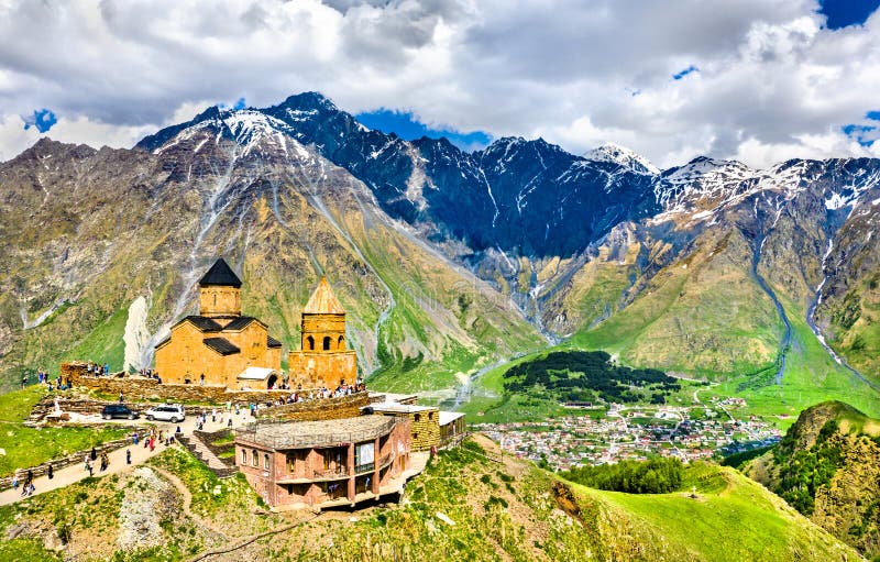 Iglesia de la trinidad de Gergeti debajo del soporte Kazbegi en Georgia foto de archivo libre de regalías Iglesia de la trinidad de Gergeti debajo del soporte Kazbegi en Georgia foto de archivo libre de regalías