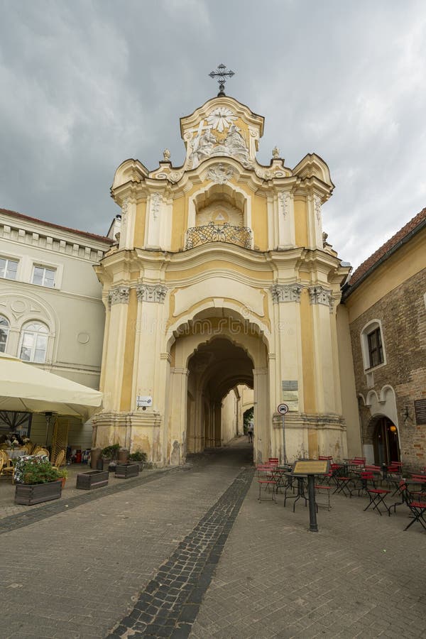Iglesia de la trinidad y puerta santas de Basilian en Vilna foto de archivo Iglesia de la trinidad y puerta santas de Basilian en Vilna foto de archivo