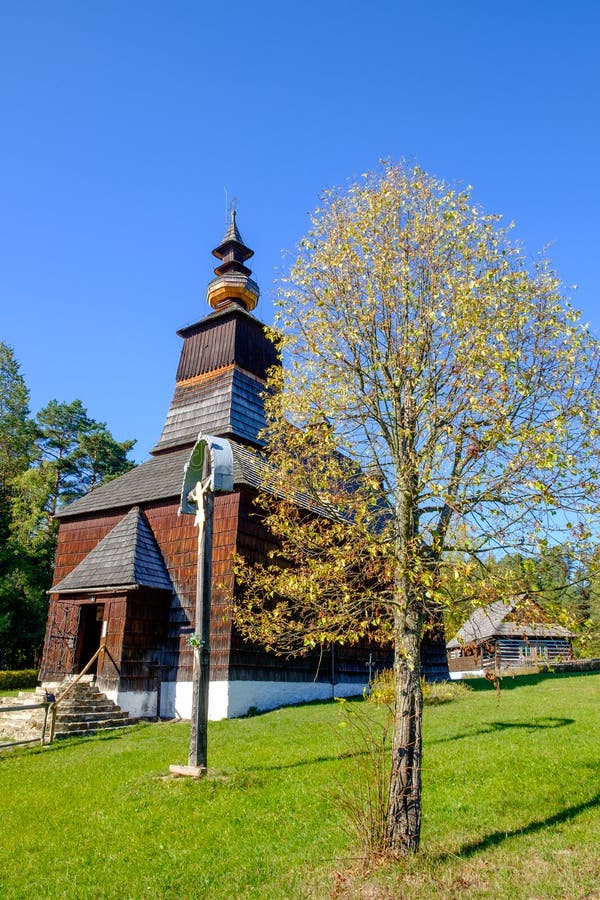 Iglesia de madera eslovaca tradicional vieja en Stara Lubovna, Eslovaquia imagenes de archivo Iglesia de madera eslovaca tradicional vieja en Stara Lubovna, Eslovaquia imagenes de archivo