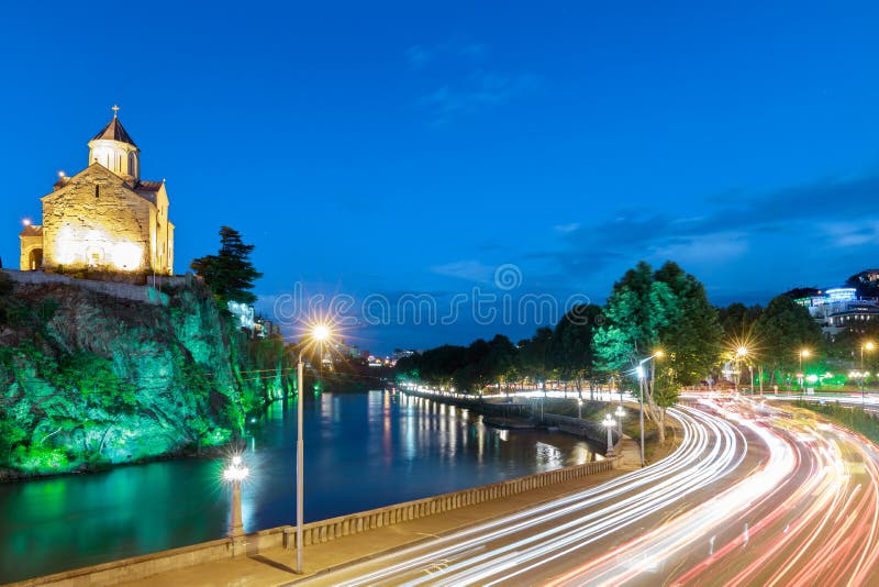 Iglesia de Metekhi en la noche Tbilisi, Georgia fotografía de archivo libre de regalías Iglesia de Metekhi en la noche Tbilisi, Georgia fotografía de archivo libre de regalías