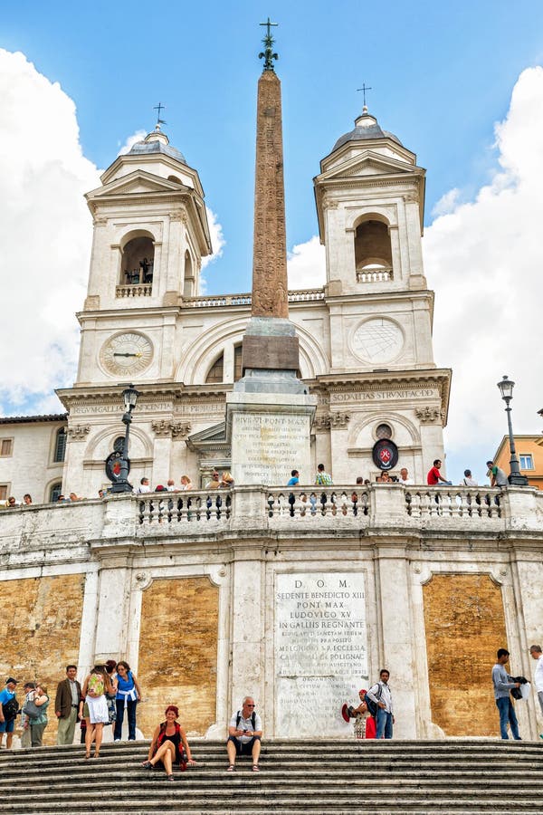 Iglesia de Monti del dei de Santissima Trinita y obelisco antiguo en Roma imagen de archivo libre de regalías Iglesia de Monti del dei de Santissima Trinita y obelisco antiguo en Roma imagen de archivo libre de regalías