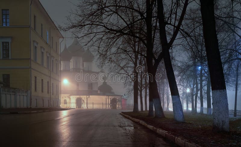Iglesia de piedra antigua en el centro de la ciudad en la noche en la niebla yaroslavl foto de archivo Iglesia de piedra antigua en el centro de la ciudad en la noche en la niebla yaroslavl foto de archivo