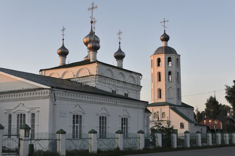 Iglesia de piedra blanca cristiana ortodoxa en Rusia en los bancos del río Volga en un día de verano por la tarde fotografía de archivo libre de regalías Iglesia de piedra blanca cristiana ortodoxa en Rusia en los bancos del río Volga en un día de verano por la tarde fotografía de archivo libre de regalías