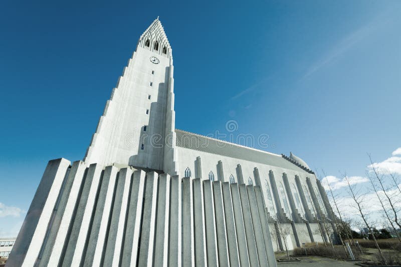 Iglesia De Reykjavik De Hallgrimur En Cielo Azul Imagen editorial - Imagen  de hermoso, escandinavo: 70551620