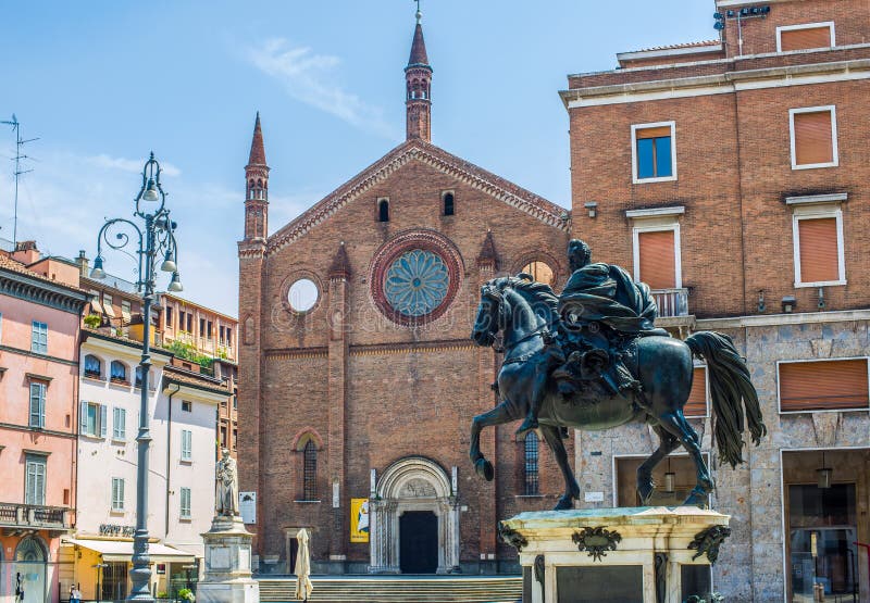 Iglesia de San Francesco de Piacenza. Emilia-Romaña. Italia fotografía de archivo