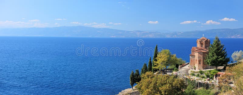 Iglesia del St. Jovan Kaneo que pasa por alto el lago Ohrid imagenes de archivo Iglesia del St. Jovan Kaneo que pasa por alto el lago Ohrid imagenes de archivo