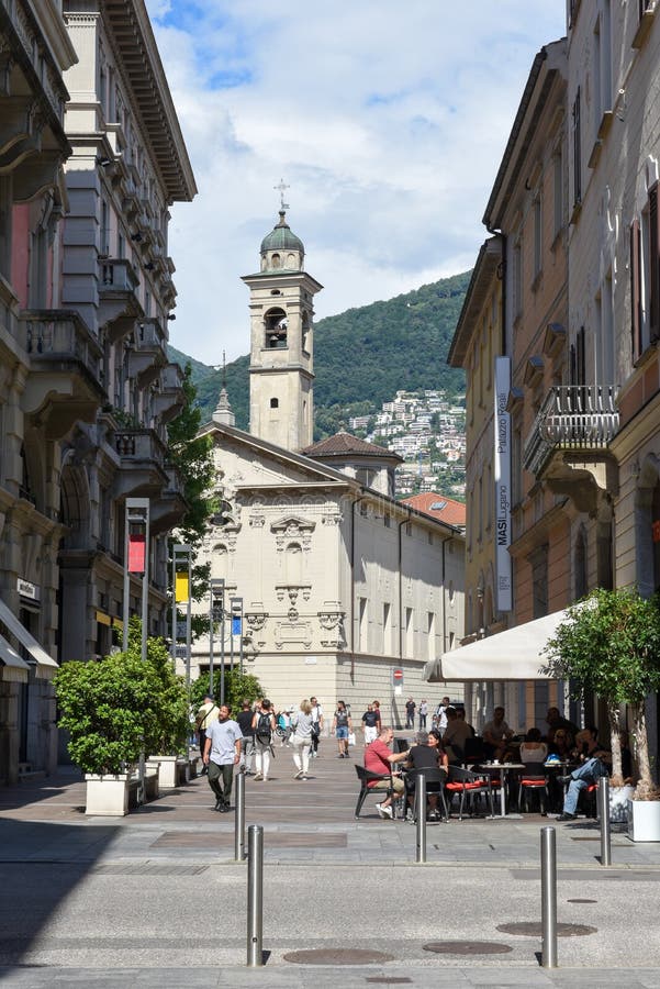 Iglesia del St Rocco en el centro de ciudad del centro turístico lujoso Lugano, S fotos de archivo libres de regalías Iglesia del St Rocco en el centro de ciudad del centro turístico lujoso Lugano, S fotos de archivo libres de regalías