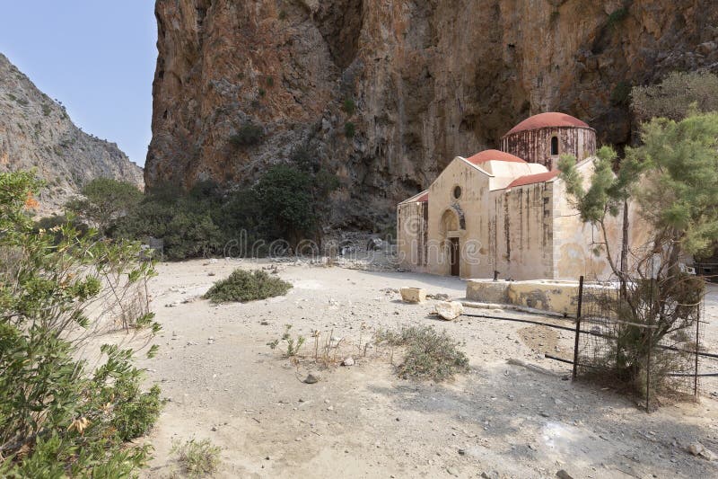 Iglesia dentro del barranco de Agiofarango, isla de Creta, Grecia fotografía de archivo